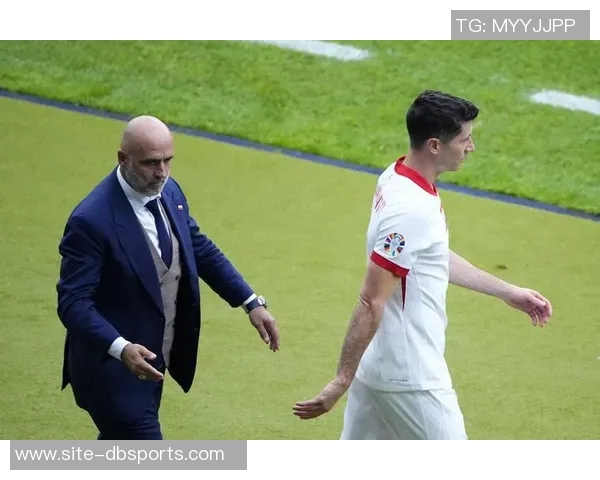 莱万回忆被前国家队主帅剥夺队长袖标时的震惊反应让我从椅子上摔了下来